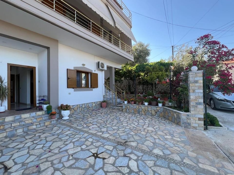 Property building, Day, Neighbourhood, Parking