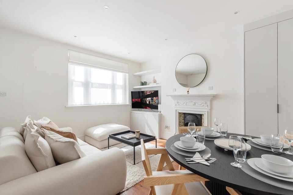 Kitchen or kitchenette, Seating area, flat iron