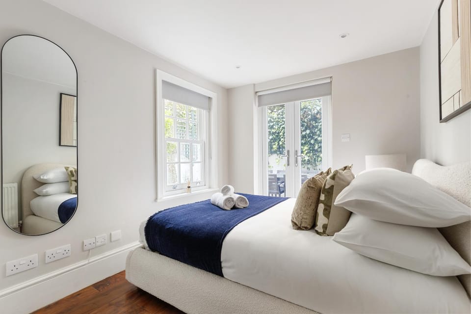 Photo of the whole room, Bedroom
