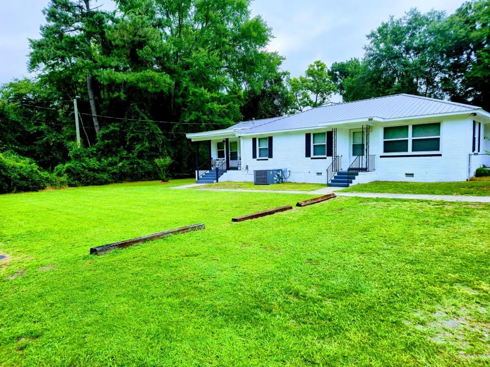 2 Bedroom Kitchen and Living Area Apartment in Fayetteville