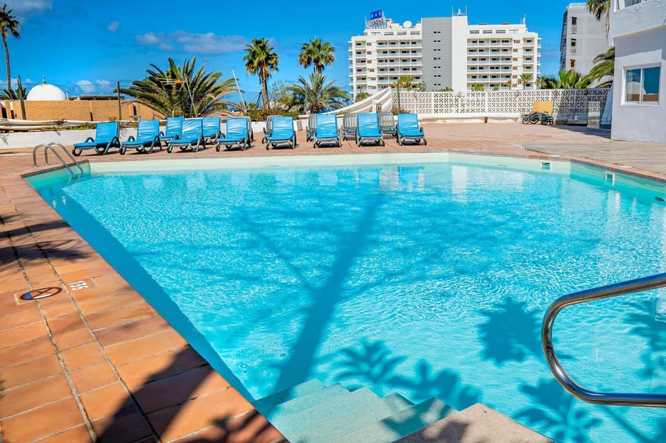 Swimming pool, sunbed