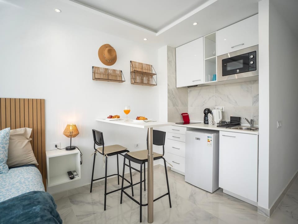 Coffee/tea facilities, Kitchen or kitchenette, Living room, Seating area, stove