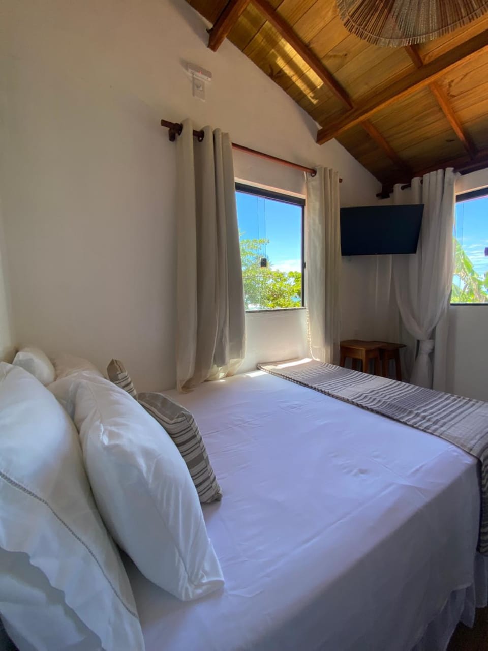 Bed, TV and multimedia, Bedroom