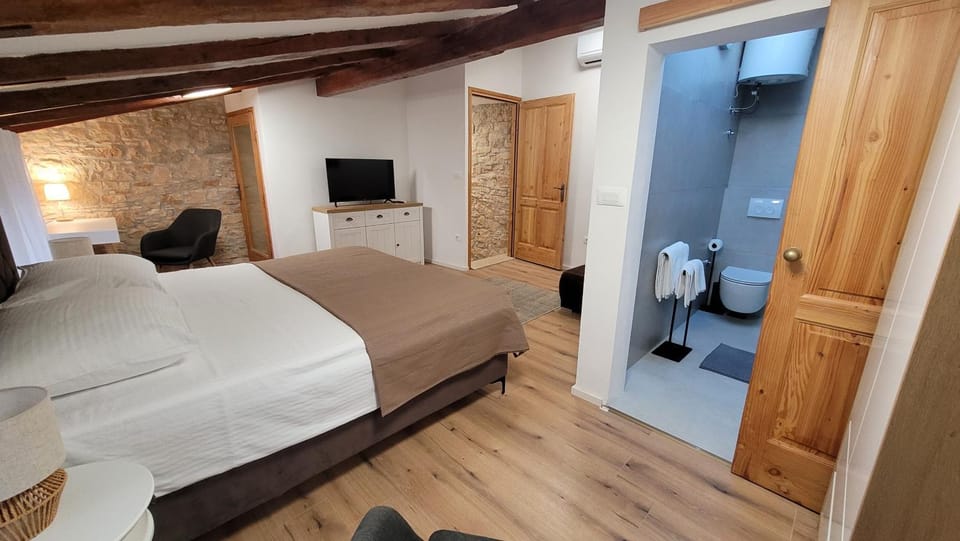 Bed, TV and multimedia, Bedroom