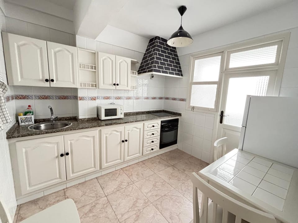 Kitchen or kitchenette, Dining area, oven, stove