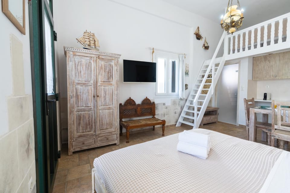 Communal lounge/ TV room, Bed, TV and multimedia, Photo of the whole room, wardrobe