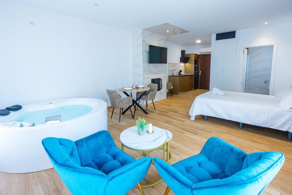 Bed, TV and multimedia, Bedroom