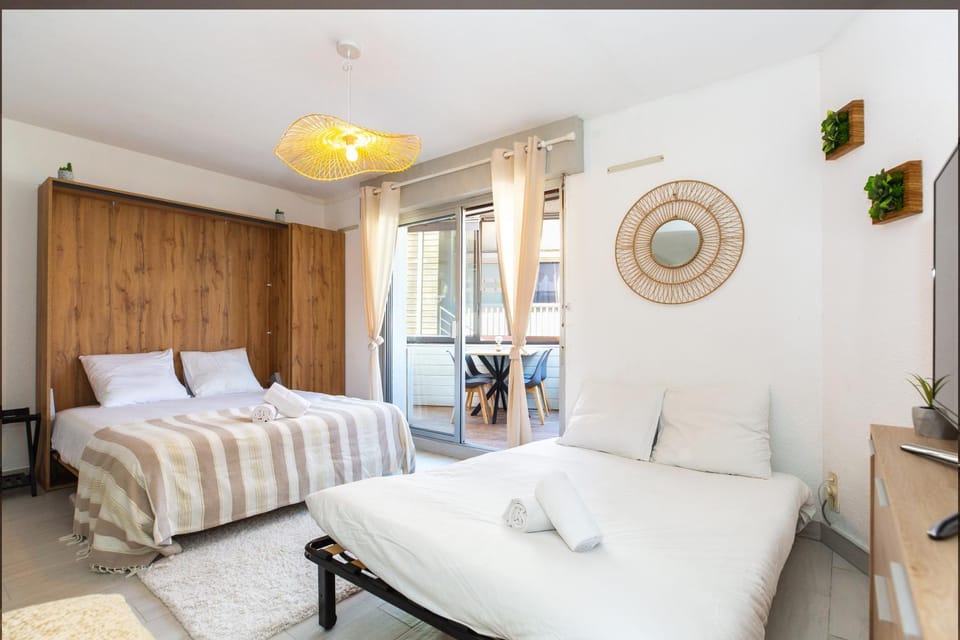 Bed, Living room, Bedroom, towels