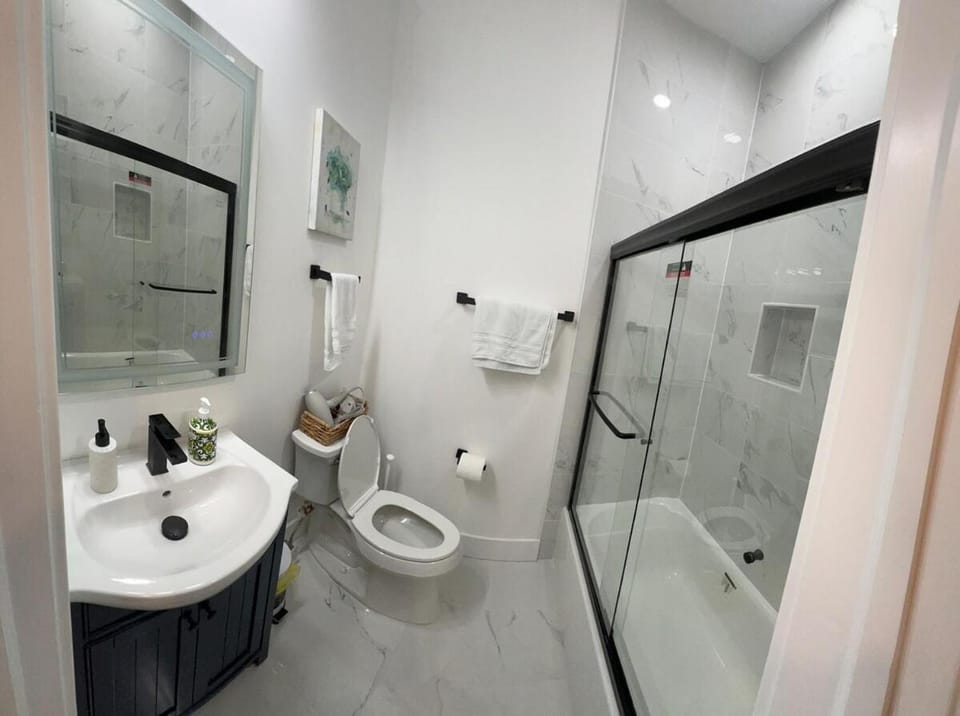 Shower, Toilet, Bath, towels