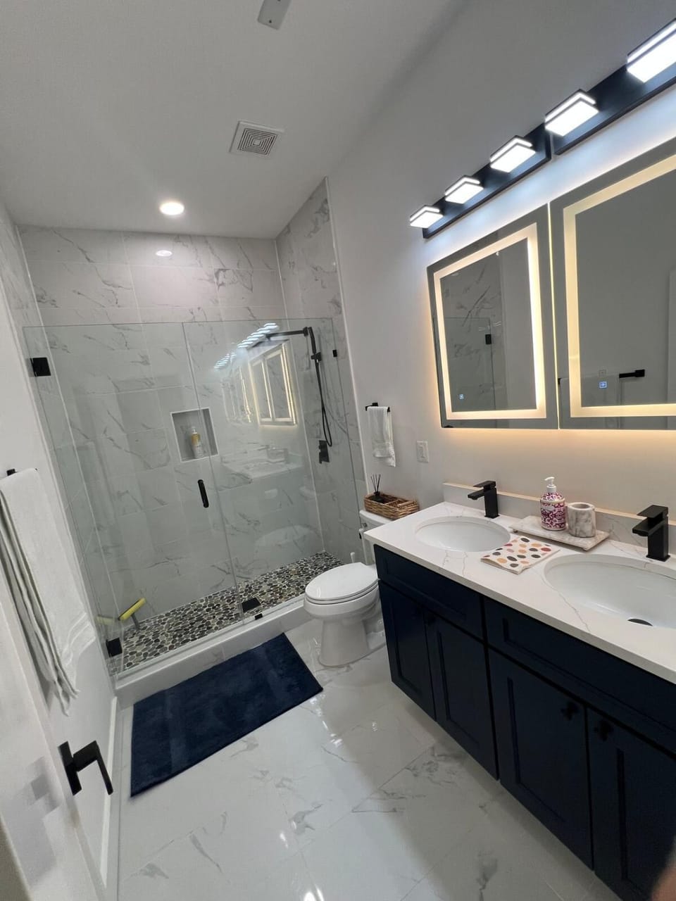 Shower, Toilet, Bathroom, towels