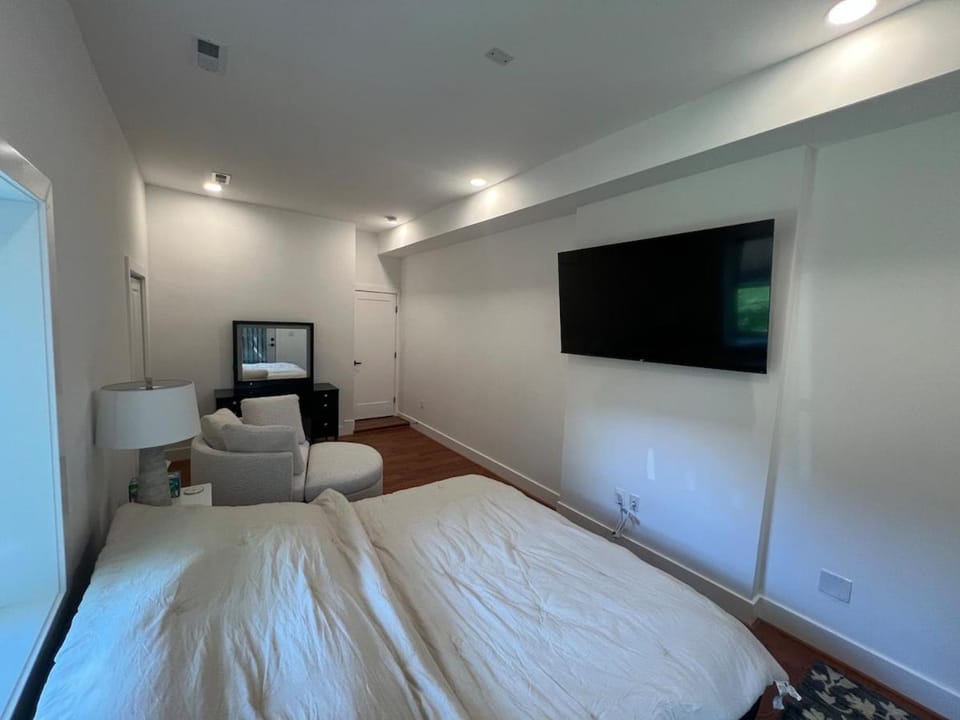 Bed, TV and multimedia, Photo of the whole room, Bedroom