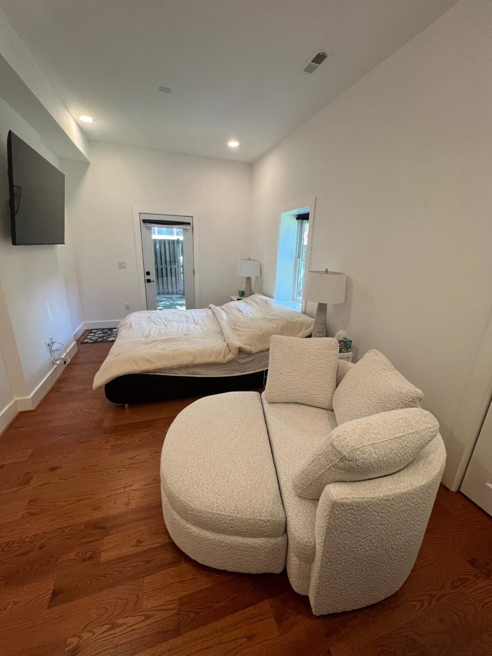 Bed, TV and multimedia, Bedroom