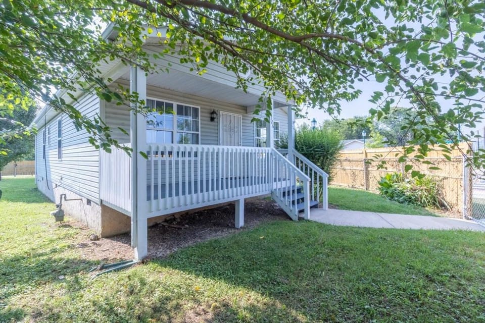 Crossroads Cottage l Grill & high speed internet House in Chattanooga