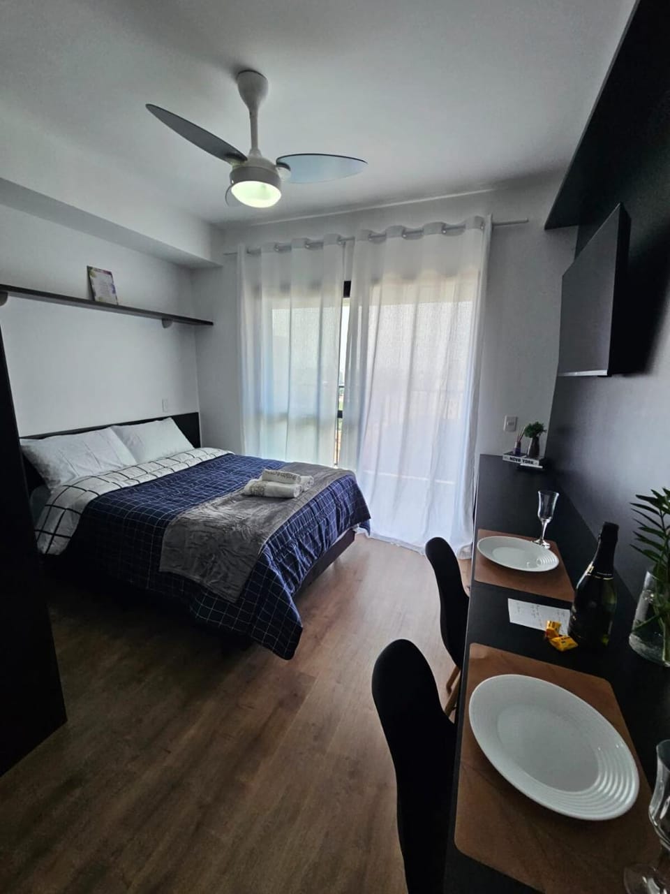 Photo of the whole room, Bedroom
