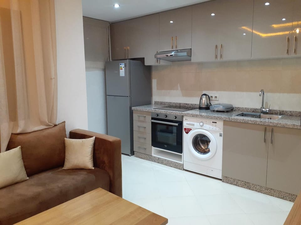 Kitchen or kitchenette, oven, washing machine