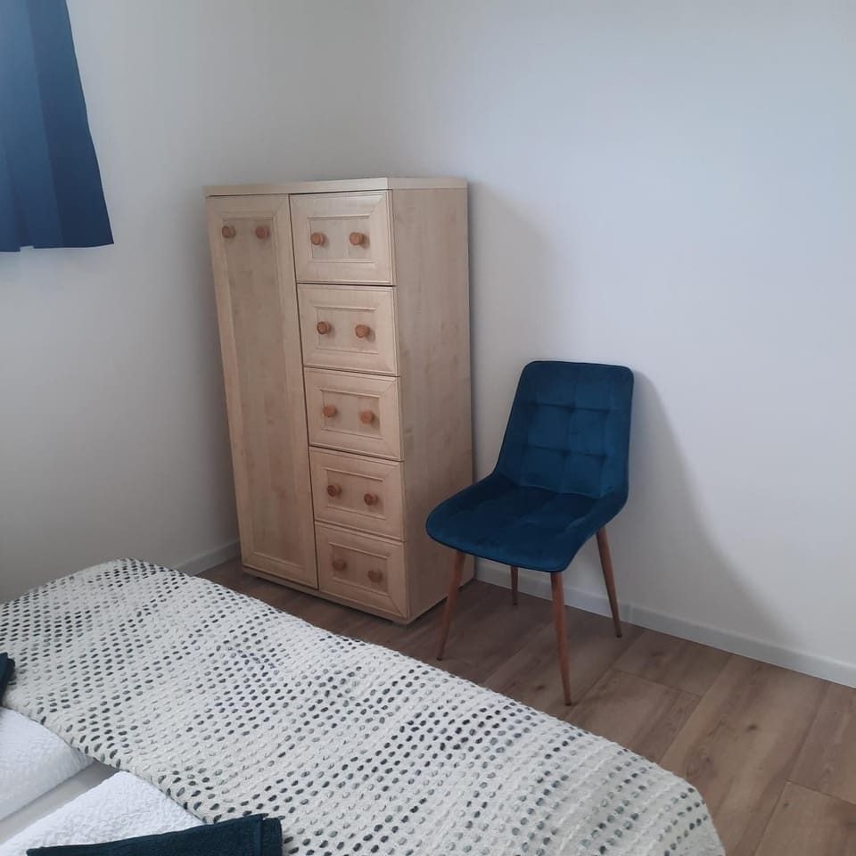 Photo of the whole room, Bedroom, wardrobe