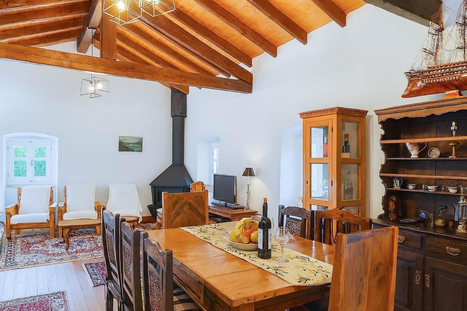 TV and multimedia, Dining area, fireplace