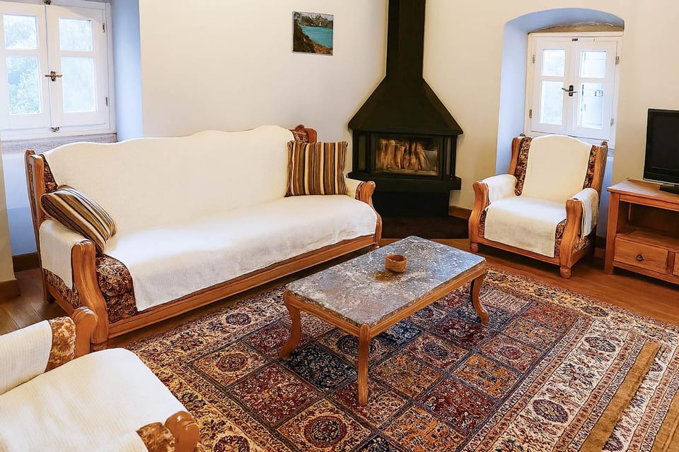 TV and multimedia, Living room, Photo of the whole room, Seating area, fireplace