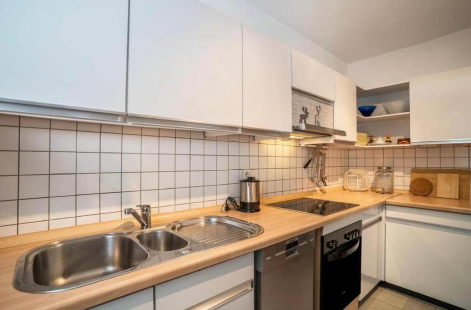 Kitchen or kitchenette, dishwasher, stove