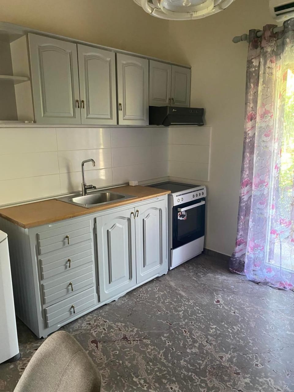 Kitchen or kitchenette, oven, stove