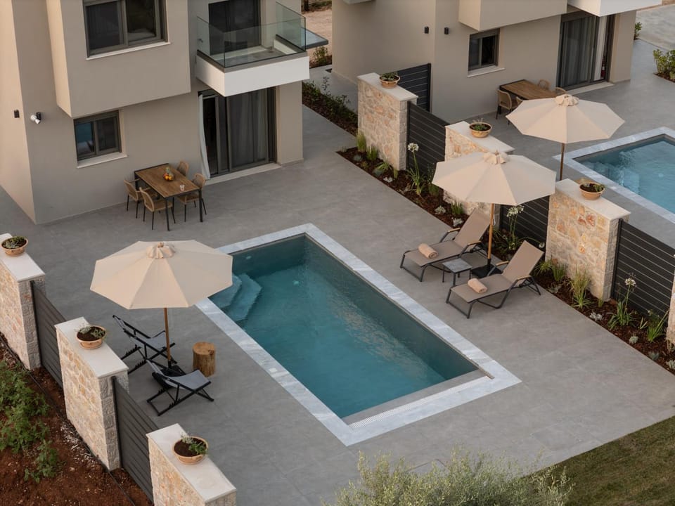 Patio, Balcony/Terrace, Pool view, Swimming pool, Swimming pool, sunbed