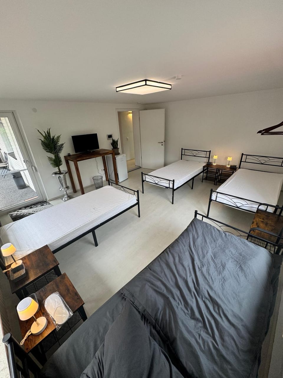 Bed, TV and multimedia, Photo of the whole room, Bedroom