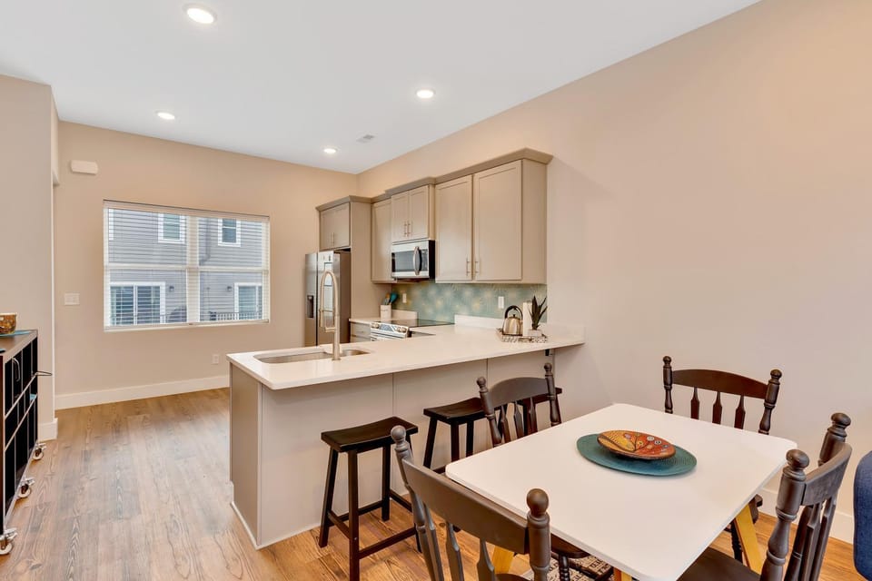 Kitchen or kitchenette, Dining area