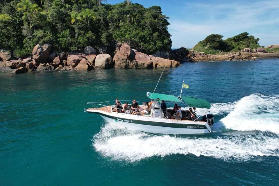 Passeios de Lancha em Ubatuba - New Mar Turismo Docked boat in Ubatuba
