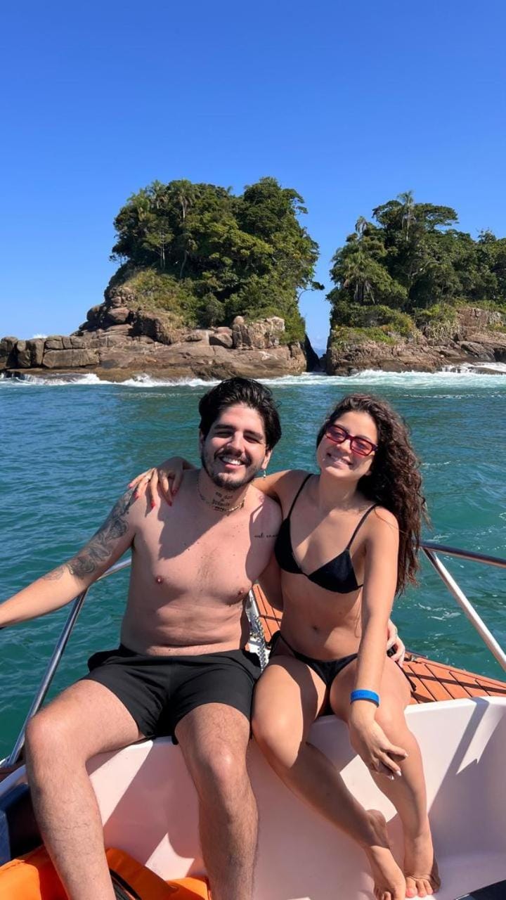Passeios de Lancha em Ubatuba - New Mar Turismo Docked boat in Ubatuba