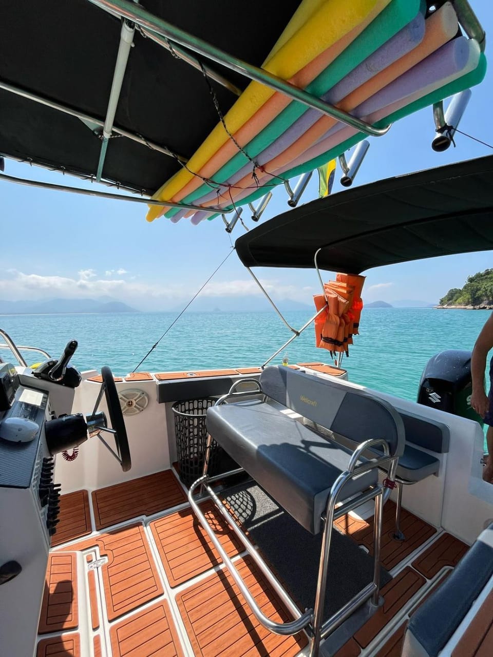 Passeios de Lancha em Ubatuba - New Mar Turismo Docked boat in Ubatuba