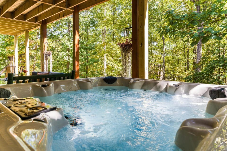 Chic Designer Log Cabin Hot Tub Pool TableDecks Cabin in Massanutten