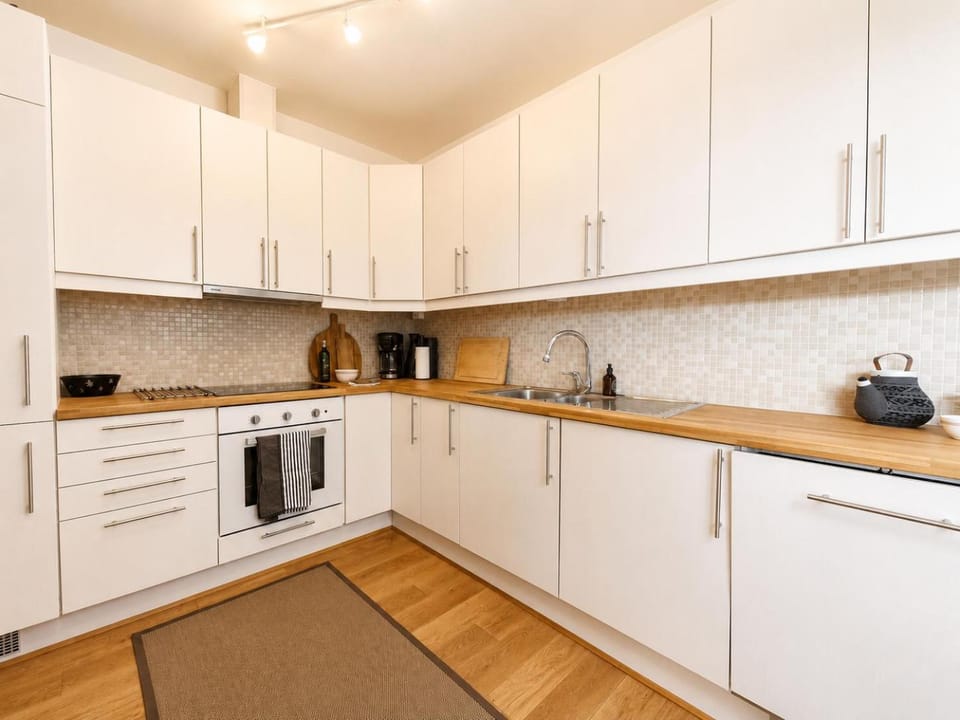 Coffee/tea facilities, dishwasher, oven, stove, kitchen