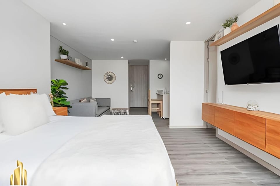 Class 48 2501 - Tranquil & Bright loft w Balcony Apartment in Sabaneta