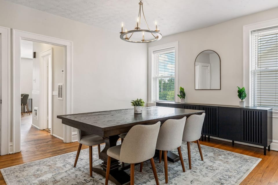 Photo of the whole room, Dining area