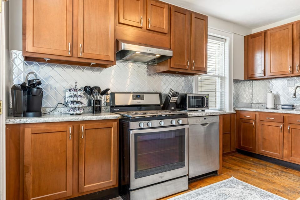 Coffee/tea facilities, Kitchen or kitchenette, dishwasher, oven, stove, toaster