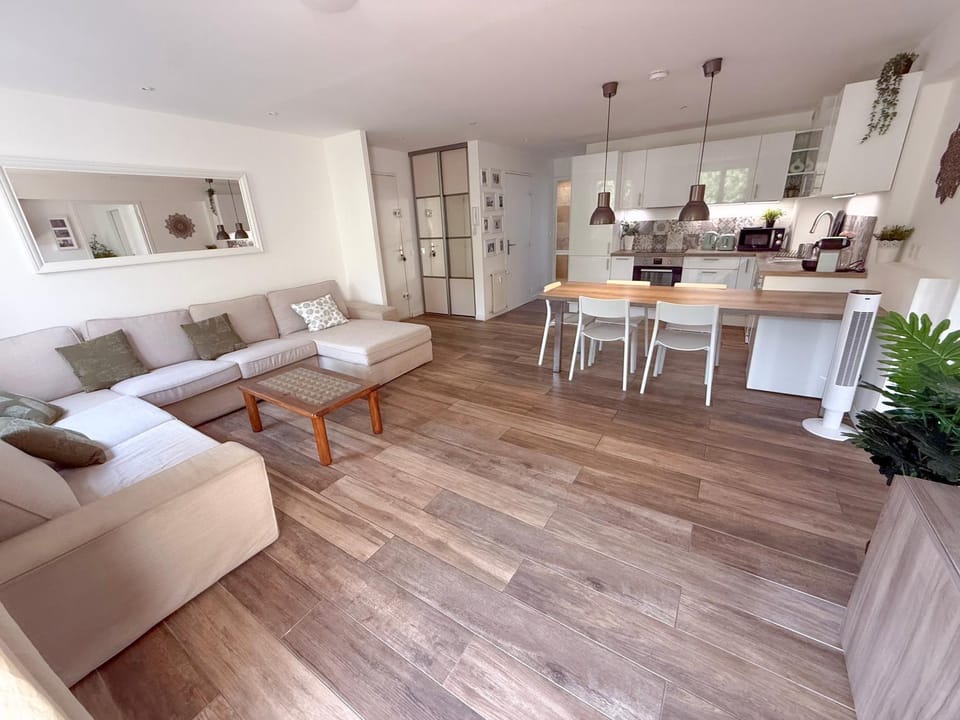 Kitchen or kitchenette, Living room, Seating area, Dining area