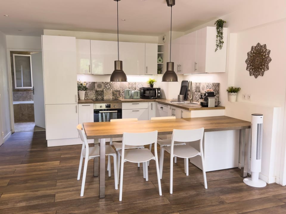 Coffee/tea facilities, Kitchen or kitchenette, Dining area, dishwasher, microwave, oven, stove, toaster