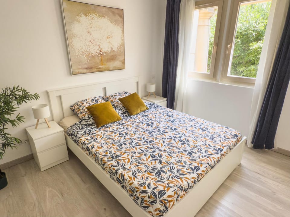 Bed, Photo of the whole room, Bedroom