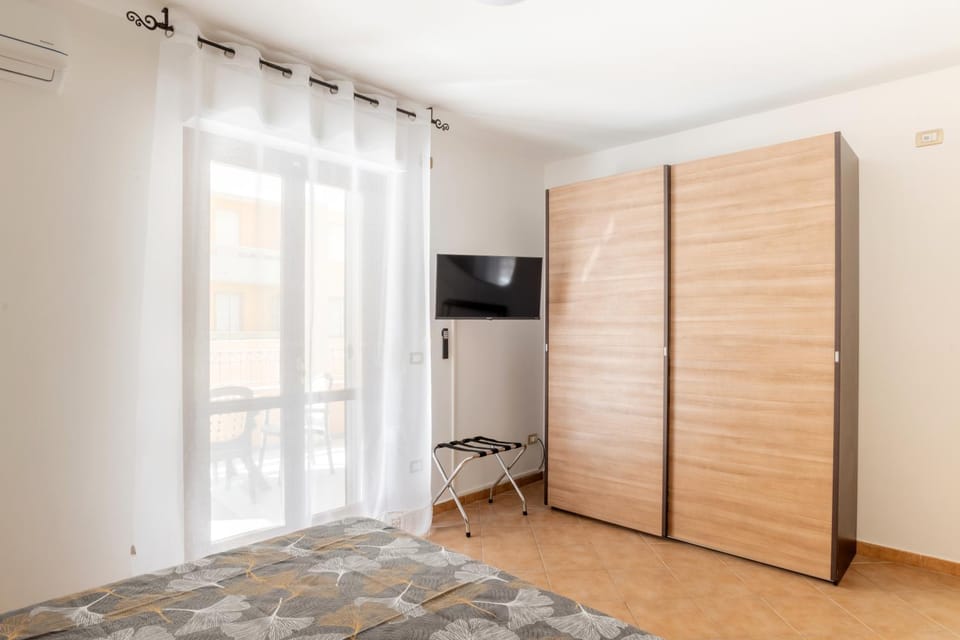 TV and multimedia, Bedroom, wardrobe, air conditioner