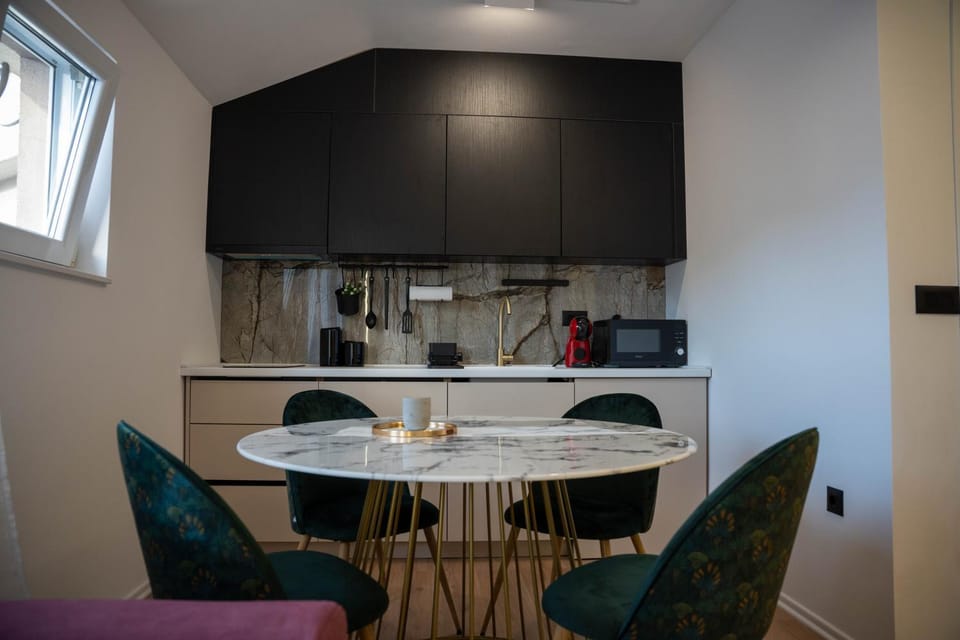 Coffee/tea facilities, Kitchen or kitchenette, Dining area, minibar