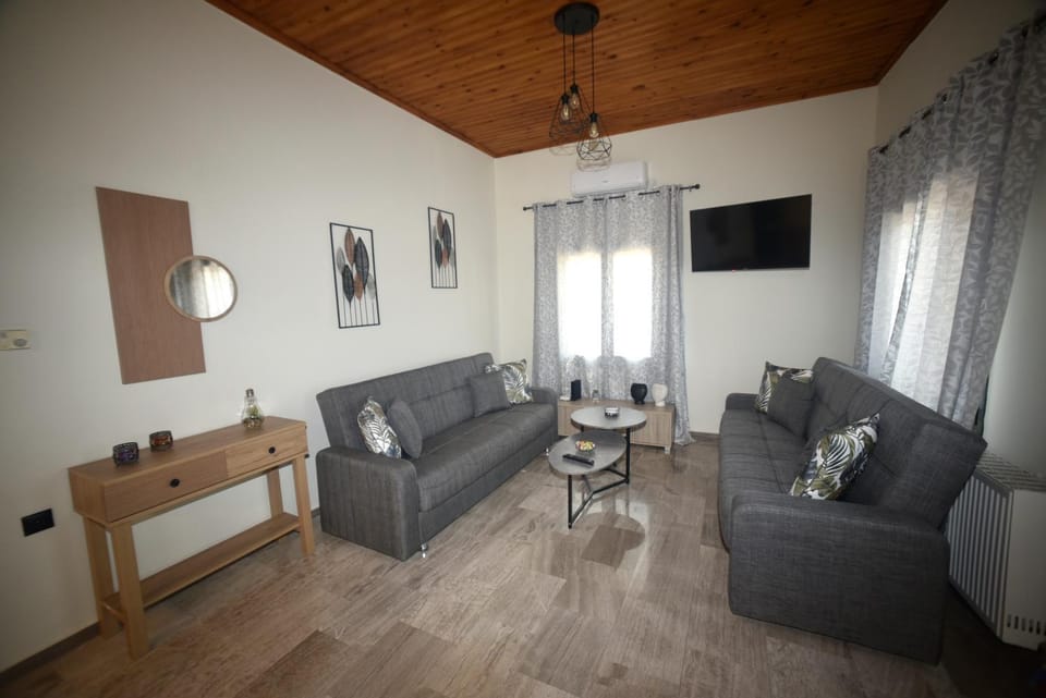 TV and multimedia, Living room, Seating area, Evening entertainment