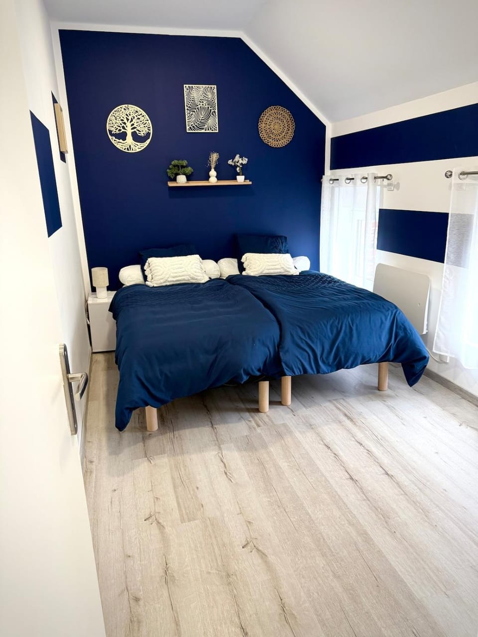 Photo of the whole room, Bedroom