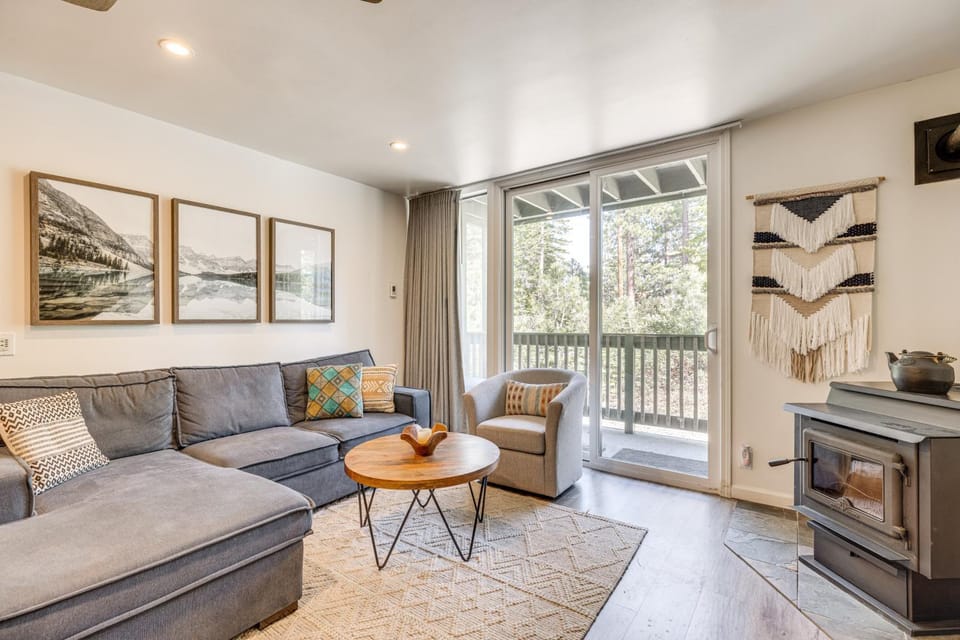 Stroll to The Village: Year-Round Family Getaway House in Mammoth Lakes