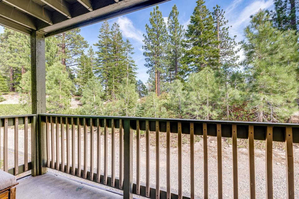 Stroll to The Village: Year-Round Family Getaway House in Mammoth Lakes