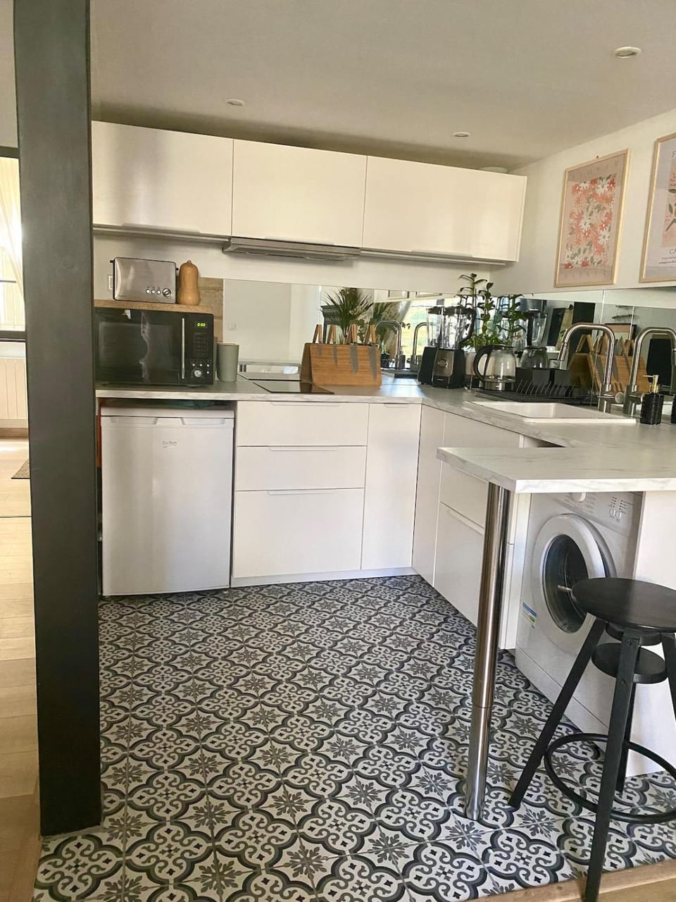 Coffee/tea facilities, Kitchen or kitchenette, stove, toaster
