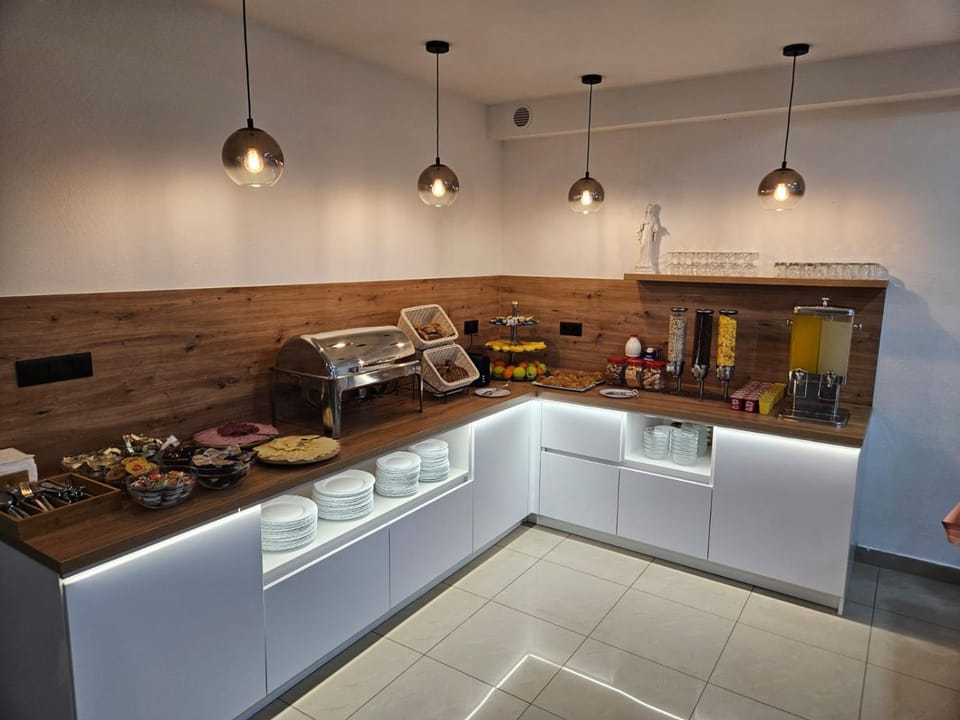 Coffee/tea facilities, Food and drinks, Food, Buffet breakfast, minibar