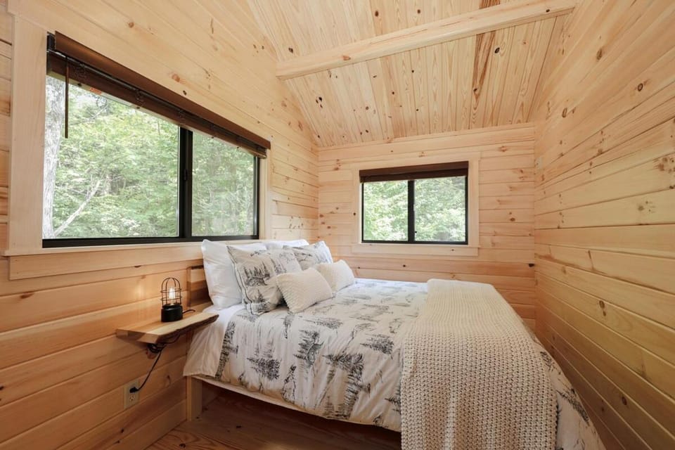 PineHaus - Brand New Log Cabin at Harvard Brook Cabin in Woodstock