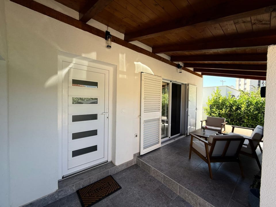 Facade/entrance, Balcony/Terrace