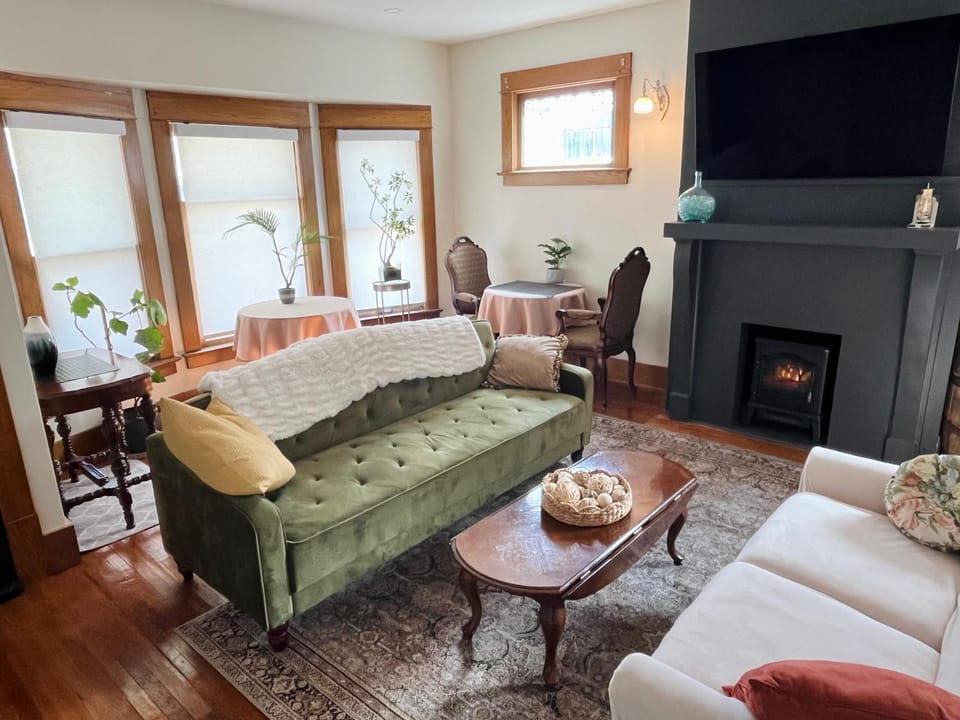 TV and multimedia, Living room, Dining area, fireplace