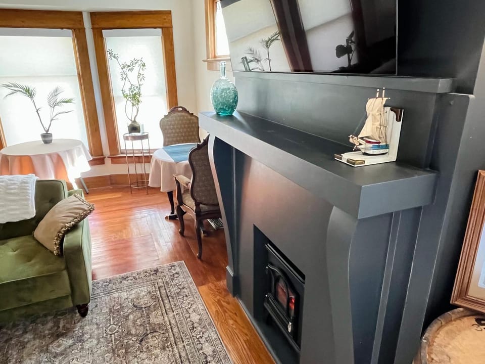 TV and multimedia, Living room, Dining area, fireplace